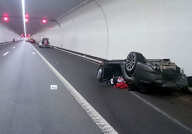 Sieben Verletzte, schrottreife Autos: Verheerender Unfall einer Raserin im Üetlibergtunnel am 10. Mai 2015. Ist sie vollkommen schuldunfähig? Das soll nun vertieft abgeklärt werden. (Bild Tages-Anzeiger)