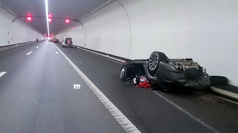 Sieben Verletzte, schrottreife Autos: Verheerender Unfall einer Raserin im Üetlibergtunnel am 10. Mai 2015. Ist sie vollkommen schuldunfähig? Das soll nun vertieft abgeklärt werden. (Bild Tages-Anzeiger)