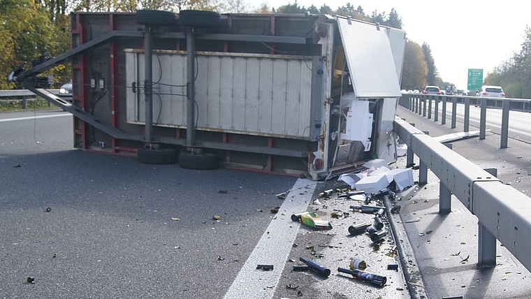 Der ungekippte Anhänger hatte Weinflaschen und Möbel geladen. (Bild Polizei Zug)