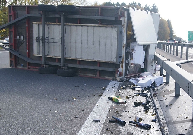 Der ungekippte Anhänger hatte Weinflaschen und Möbel geladen. (Bild Polizei Zug)