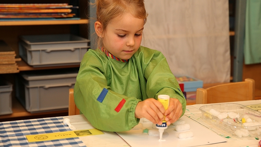 Sie ist der ganzen Hektik im Schulzimmer nicht auf den Leim gegangen und bastelte fleissig und in aller Ruhe. Sie ist der ganzen Hektik im Schulzimmer nicht auf den Leim gegangen und bastelte fleissig und in aller Ruhe.
