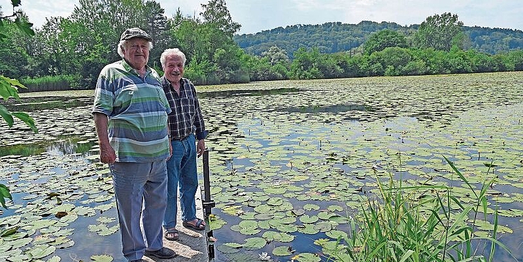 Zwei rüstige Rentner schätzen die Ruhe: Fritz Armbruster (links) und Erich Häfliger (Bild Martin Mullis)