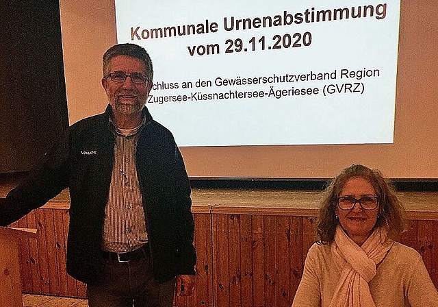 Tiefbauvorstand Christoph Tandler und Finanzvorsteherin Beatrice Sommerauer informierten im Gemeindesaal Weid zur ARA-Abstimmung. (Bild Nepita Santiago)