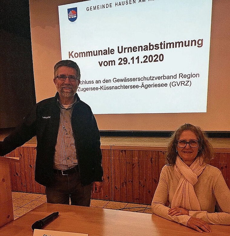 Tiefbauvorstand Christoph Tandler und Finanzvorsteherin Beatrice Sommerauer informierten im Gemeindesaal Weid zur ARA-Abstimmung. (Bild Nepita Santiago)