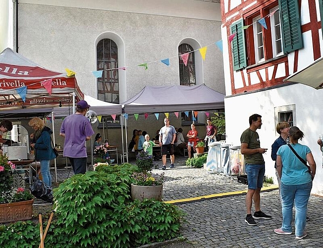 Fröhliches Zusammensein rund um die reformierte Kirche Hausen.
