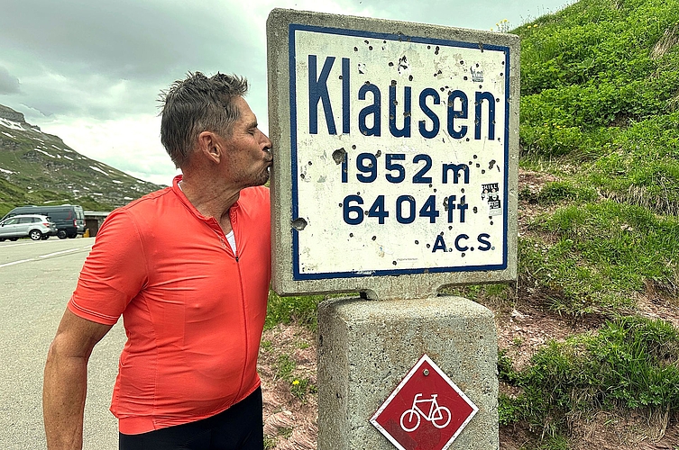 Geschafft! Der 67-jährige Dino Rey hat die Klausenpasshöhe mit dem Rennvelo erreicht. Geschafft! Der 67-jährige Dino Rey hat die Klausenpasshöhe mit dem Rennvelo erreicht.