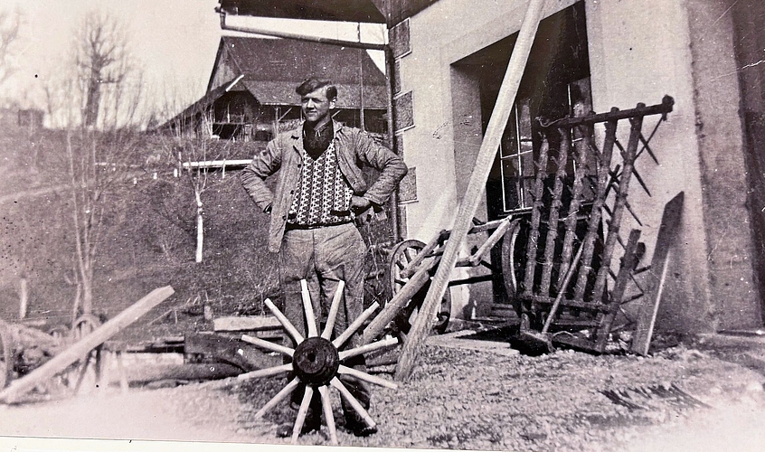 Der Wagner und Küfer Rudolf Frei vor seiner neu erbauten Werkstatt, nach 1920. (Archivbild) Der Wagner und Küfer Rudolf Frei vor seiner neu erbauten Werkstatt, nach 1920. (Archivbild)