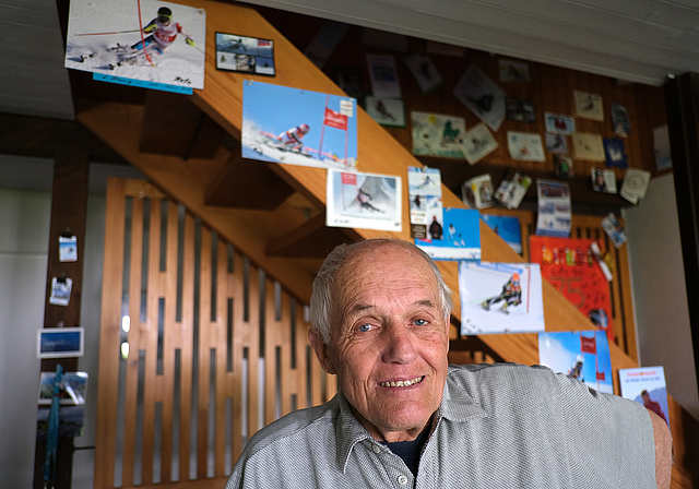 Ruheloser Frühförderer: Ruedi Ravasio bei sich zu Hause vor der Bildergalerie der Fahrer, die er in der Renngruppe des Skiclubs Hausen bereits als Kinder gefördert hat. (Bild Martin Platter)