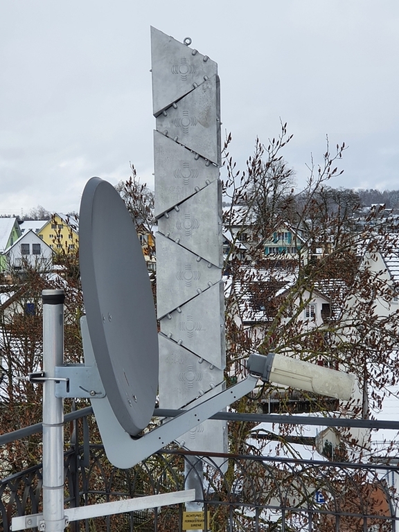 Vor der «Feuertaufe»: Neue Delta-8-Sirene auf dem Gemeindehaus Ottenbach. (Der Parabolspiegel im Vordergrund gehört nicht zur Anlage.) (Bild zvg.)
