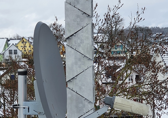Vor der «Feuertaufe»: Neue Delta-8-Sirene auf dem Gemeindehaus Ottenbach. (Der Parabolspiegel im Vordergrund gehört nicht zur Anlage.) (Bild zvg.)