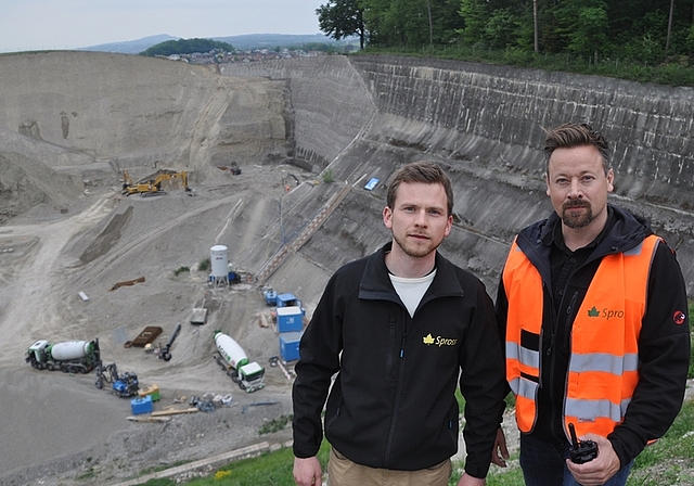 Josef Binzegger, Geschäftsführer des Bereichs Entsorgung bei Spross (rechts) und Umweltingenieur Martin Gasser am Rand eines imposanten Lochs: Auf der westlichen Seite, Richtung Obfelden, wird nun die gesamte Parzelle genutzt. <em>(Bilder Werner Sc