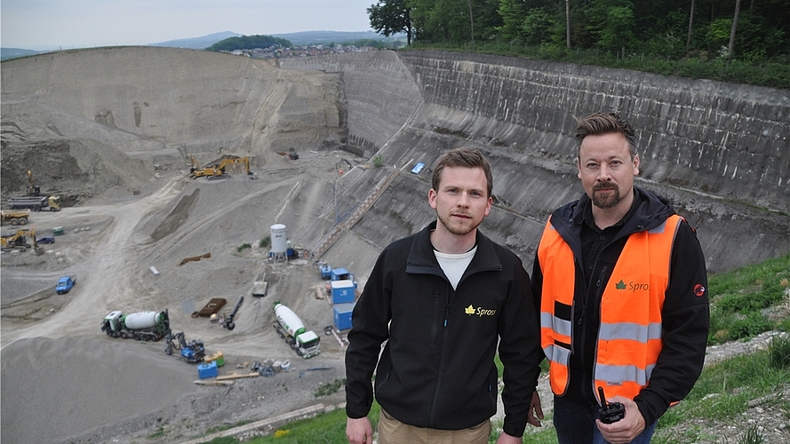 Josef Binzegger, Geschäftsführer des Bereichs Entsorgung bei Spross (rechts) und Umweltingenieur Martin Gasser am Rand eines imposanten Lochs: Auf der westlichen Seite, Richtung Obfelden, wird nun die gesamte Parzelle genutzt. <em>(Bilder Werner Sc Josef Binzegger, Geschäftsführer des Bereichs Entsorgung bei Spross (rechts) und Umweltingenieur Martin Gasser am Rand eines imposanten Lochs: Auf der westlichen Seite, Richtung Obfelden, wird nun die gesamte Parzelle genutzt. <em>(Bilder Werner Schneiter)</em>