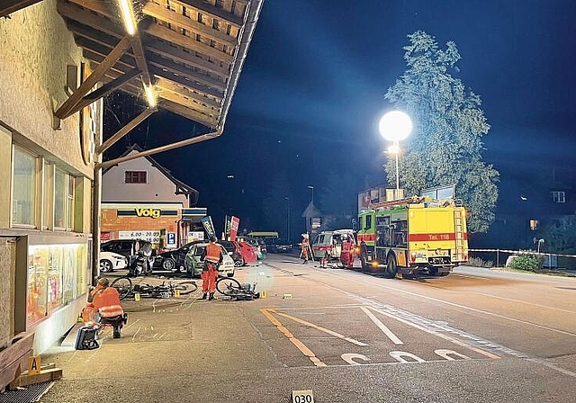 Der Unfall passierte am Freitagabend gegen 22 Uhr. Mehrere Einsatzteams rückten nach Zwillikon aus. (Bild Kapo ZH)
