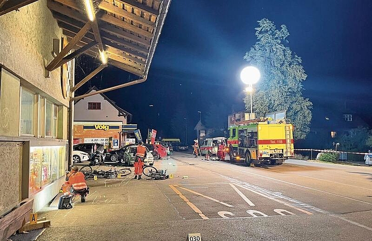 Der Unfall passierte am Freitagabend gegen 22 Uhr. Mehrere Einsatzteams rückten nach Zwillikon aus. (Bild Kapo ZH)