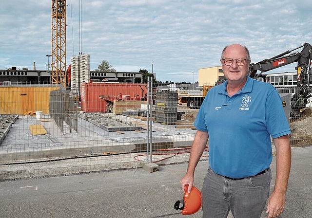 Christian Küng, Betriebsleiter des Tiefbauamt-Werkhofs in Affoltern, vor der Baustelle. Auf dem Areal entsteht 
eine neue L-förmige Einstellhalle, die zum Teil offen ist und aus Naturholz besteht. (Bild Werner Schneiter)