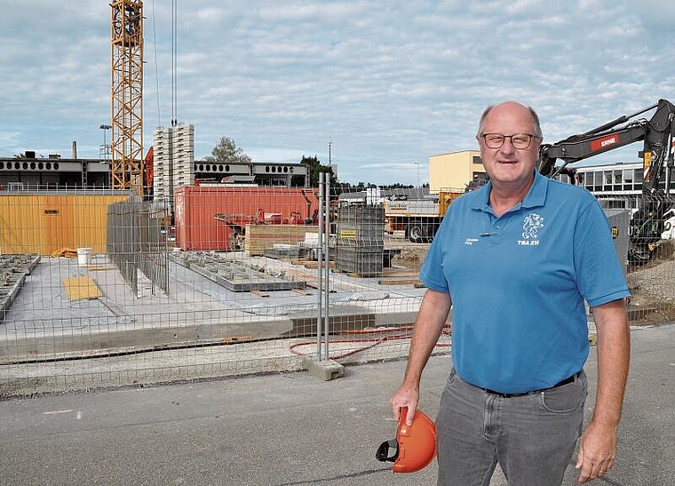 Christian Küng, Betriebsleiter des Tiefbauamt-Werkhofs in Affoltern, vor der Baustelle. Auf dem Areal entsteht
eine neue L-förmige Einstellhalle, die zum Teil offen ist und aus Naturholz besteht. (Bild Werner Schneiter)