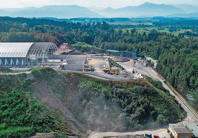 Die sich im Bau befindende, neue Leichtbauhalle der Deponie Tambrig in Obfelden. (Bild zvg)