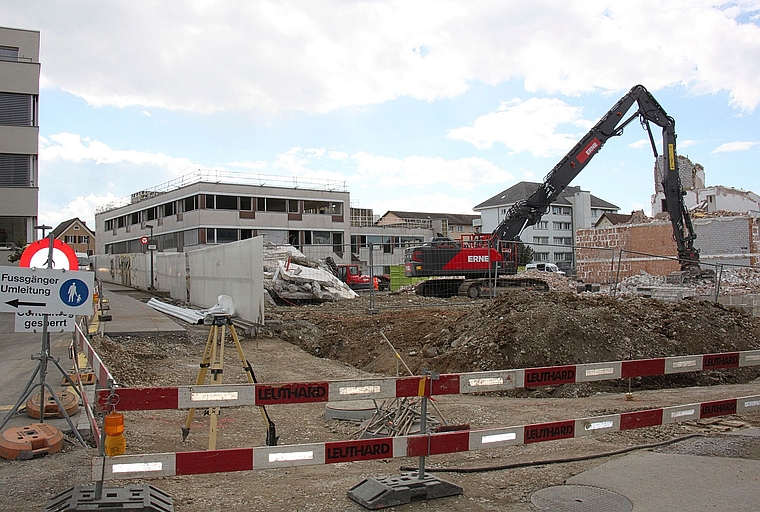 Obwohl viel gebaut wird, wie hier an der Betpurstrasse in Affoltern, ist die Wohnungsnot im ganzen Kanton Zürich sehr gross. Drei Initiativen widmen sich nun diesem Thema. (Bild Florian Hofer)