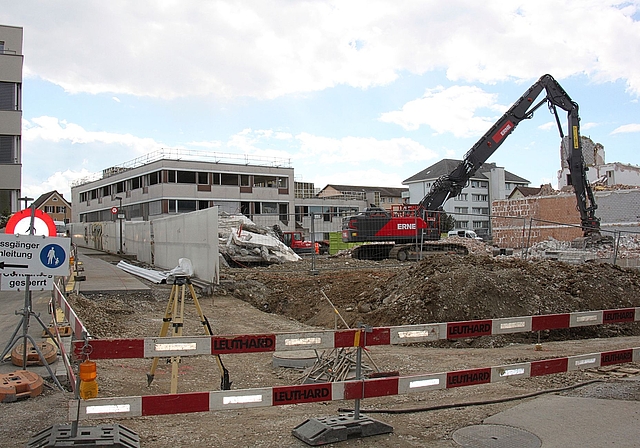 Obwohl viel gebaut wird, wie hier an der Betpurstrasse in Affoltern, ist die Wohnungsnot im ganzen Kanton Zürich sehr gross. Drei Initiativen widmen sich nun diesem Thema. (Bild Florian Hofer)