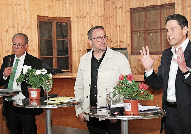 Jürg Werner aus Hedingen (links) und Stefan Brupbacher aus Zürich (rechts) kreuzten verbal die Klingen. Der Chefredaktor des «Anzeigers», Daniel Koch, moderierte den Abend in Bonstetten.(Bild Florian Hofer)