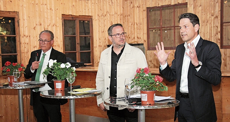 Jürg Werner aus Hedingen (links) und Stefan Brupbacher aus Zürich (rechts) kreuzten verbal die Klingen. Der Chefredaktor des «Anzeigers», Daniel Koch, moderierte den Abend in Bonstetten.(Bild Florian Hofer)