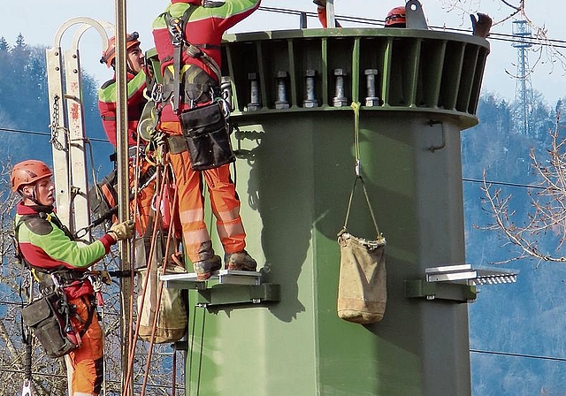Die Montagecrew beim Aufsetzen eines um die acht Tonnen schweren Mastelements bei Mast Nummer 61. (Bilder Marcus Weiss)