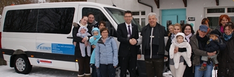 Symbolische Fahrzeug-Übergabe mit Sponsor Paul Stöckli und Robert Keiser (Mitte, von links) sowie «Alternative»-Mitarbeitende und -Klienten. (Bild Thomas Stöckli)