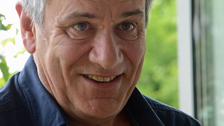 «Die Schweiz am Abgrund – das Frauenstimmrecht wird angenommen», titelt Hansueli Amacher augenzwinkernd zum Jahr 1971. Die Schweiz hat es überlebt. (Bild Bernhard Schneider)