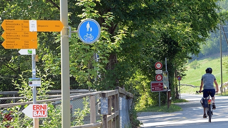 Welchen Weg wählen? Das Velowegzeichen verweist nach links, das Mofaverbot auf die Strasse. <em>(Bild bs)</em>