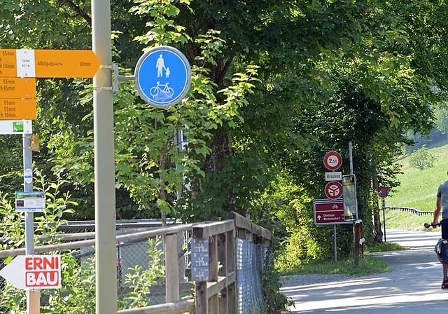 Welchen Weg wählen? Das Velowegzeichen verweist nach links, das Mofaverbot auf die Strasse. <em>(Bild bs)</em>