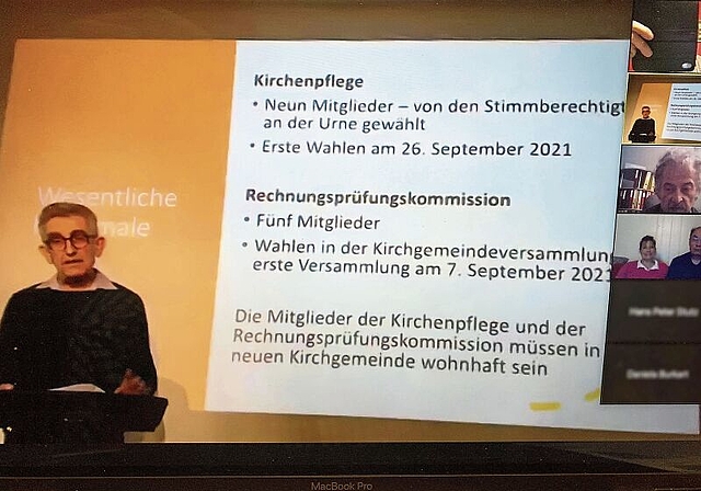 Am Online-Informationsanlass informiert Hans Asper von der Projektorganisation über den genauen Ablauf der Abstimmung zur neuen Kirchgemeinde. (Bild Stefan Schneiter)