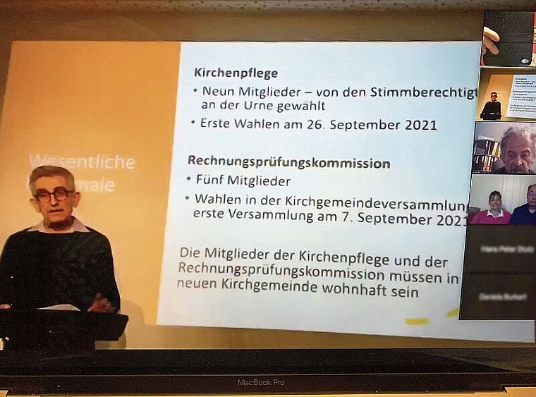 Am Online-Informationsanlass informiert Hans Asper von der Projektorganisation über den genauen Ablauf der Abstimmung zur neuen Kirchgemeinde. (Bild Stefan Schneiter)