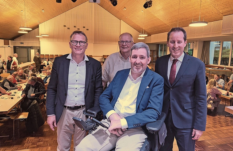 Das prominent besetzte Podium in Bonstetten, von links: Martin Hübscher, Moderator Claude Wuillemin, Philipp Kutter und Thomas Aeschi. (Bild Werner Schneiter)