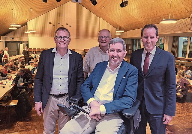 Das prominent besetzte Podium in Bonstetten, von links: Martin Hübscher, Moderator Claude Wuillemin, Philipp Kutter und Thomas Aeschi. (Bild Werner Schneiter)