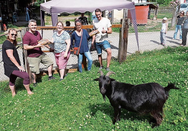Barbara Graf und Miriam Reed (in der Mitte) übergeben Diego Lüchinger (r.) und Stephan und Manuela Häberling (l.) ein kleines Dankeschön vom «Geissen-Team» für das neue Tor. Auch Geissbock Nick freut sich sehr. (Bilder Claudia Eugster)