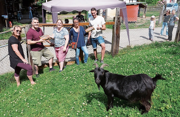 Barbara Graf und Miriam Reed (in der Mitte) übergeben Diego Lüchinger (r.) und Stephan und Manuela Häberling (l.) ein kleines Dankeschön vom «Geissen-Team» für das neue Tor. Auch Geissbock Nick freut sich sehr. (Bilder Claudia Eugster) Barbara Graf und Miriam Reed (in der Mitte) übergeben Diego Lüchinger (r.) und Stephan und Manuela Häberling (l.) ein kleines Dankeschön vom «Geissen-Team» für das neue Tor. Auch Geissbock Nick freut sich sehr. (Bilder Claudia Eugster)
