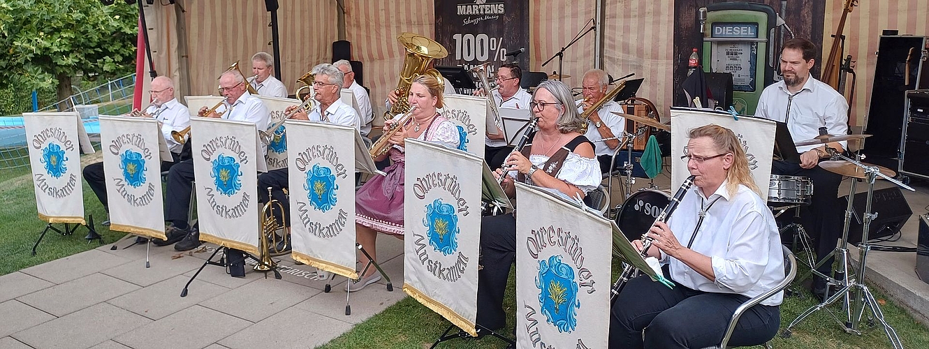 Die Ohrestüber sorgten mit Volksmusik für gute Stimmung und begleiteten die Nationalhymne. Die Ohrestüber sorgten mit Volksmusik für gute Stimmung und begleiteten die Nationalhymne.