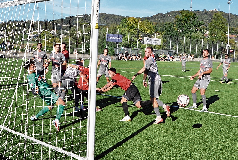 Und wieder eine prickelnde Strafraumszene ohne Torerfolg – WB trennte sich von Mendrisio 1:1. (Bild Kaspar Köchli)