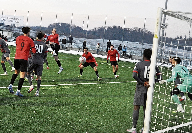 Im letzten Spiel der Vorrunde erzielte Luca Studer (Mitte) Ende November per Kopfball das 2:1 gegen Dietikon. (Bild Kaspar Köchli)
