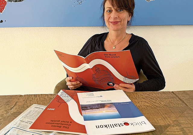 Sie bereitete sich auch mit örtlichen Publikationen wie der Dorfzeitschrift «Blickpunkt Stallikon» und dem «Anzeiger» auf die Einbürgerung vor: Alina Rao aus Stallikon, die ursprünglich aus Deutschland stammt. (Bild Daviprasad Rao)