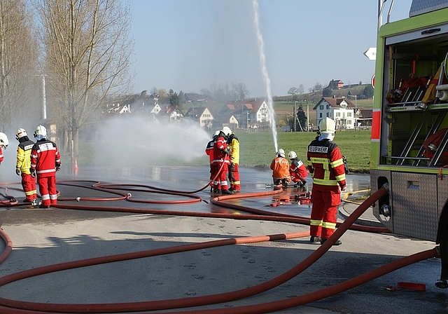 Zubringer-, Transport- und Löschleitungen: Leitungsbau nach Lehrbuch Im Grindel, Mettmenstetten. (Bilder Thomas Stöckli)