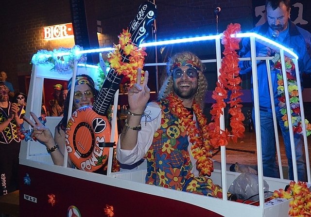 Beste Gruppenmaske am Zwilliker Maskenball: Der Hippie Bus aus Hedingen. (Bild Thomas Stöckli)