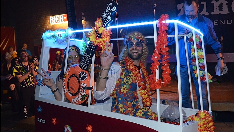 Beste Gruppenmaske am Zwilliker Maskenball: Der Hippie Bus aus Hedingen. (Bild Thomas Stöckli)