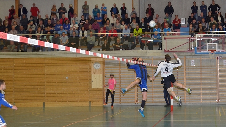 Hart umkämpfter Ball in der Sporthalle Schachen in Bonstetten: Der SV Diepoldsau (weisse Trikots) gewann den Final und ist Schweizer Meister. (Bild Martin Mullis)