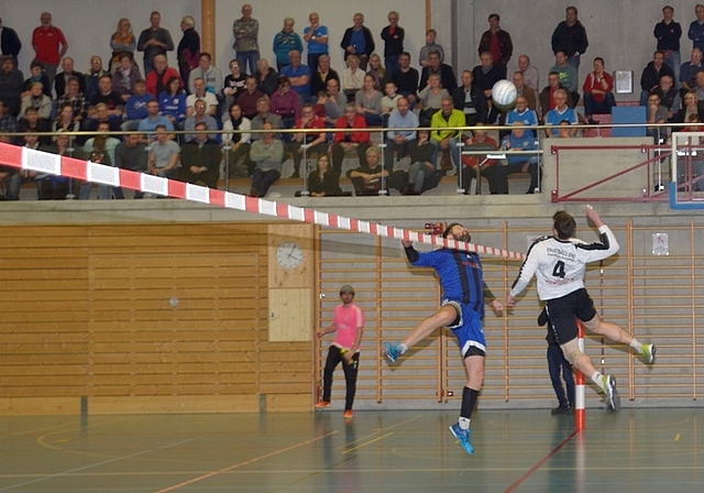 Hart umkämpfter Ball in der Sporthalle Schachen in Bonstetten: Der SV Diepoldsau (weisse Trikots) gewann den Final und ist Schweizer Meister. (Bild Martin Mullis)