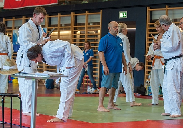 An der Startveranstaltung von Affoltern.bewegt konnten Interessierte beim Ju Jitsu Club Affoltern Selbstverteidigung gegen Messerattacken lernen. <em>(Bild Salomon Schneider)</em>