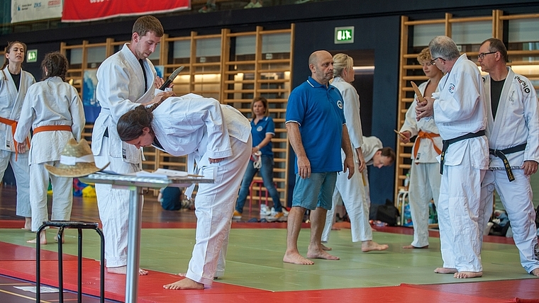 An der Startveranstaltung von Affoltern.bewegt konnten Interessierte beim Ju Jitsu Club Affoltern Selbstverteidigung gegen Messerattacken lernen. <em>(Bild Salomon Schneider)</em>