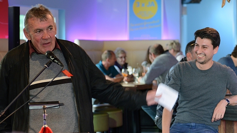 SP-Vorstandsmitglied Georges Köpfli (am Mikrofon) stellt Nationalrat Fabian Molina (rechts) humorvoll vor.<em> (Bild bs)</em>