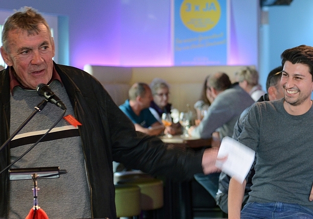 SP-Vorstandsmitglied Georges Köpfli (am Mikrofon) stellt Nationalrat Fabian Molina (rechts) humorvoll vor.<em> (Bild bs)</em>