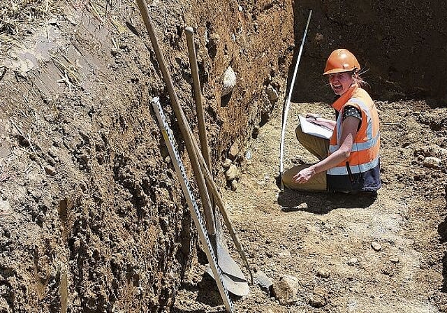 Die Leiterin der archäologischen Sondierungsgrabungen, Stefanie Brunner, erfasst Fundstellen im Rahmen der Nachgrabung beim Knoten Affolternstrasse exakt, um sie für die Forschung zu erschliessen. Der Raum Obfelden – Ottenbach ist seit über 6000